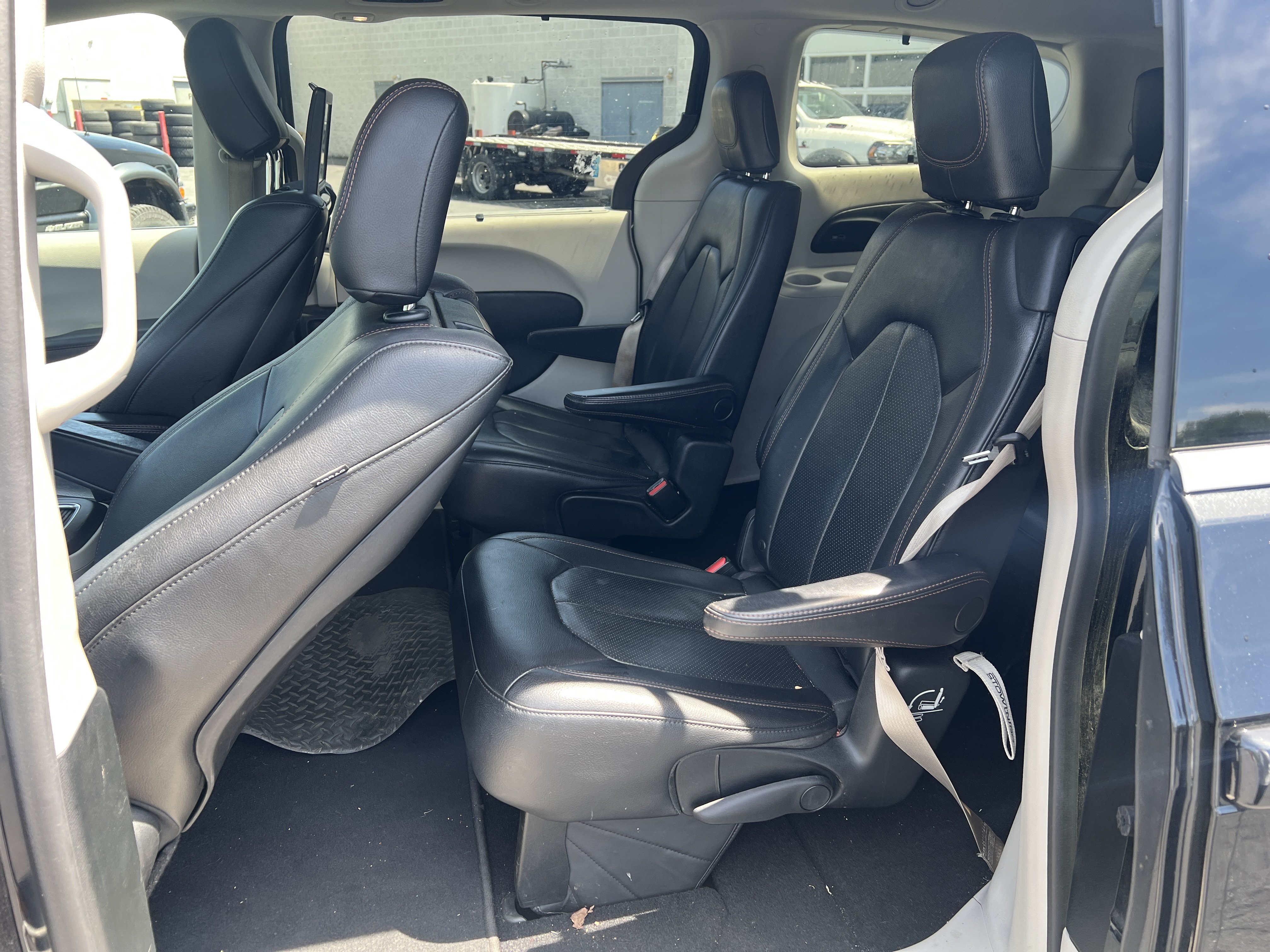 Used 2018 Chrysler Pacifica Touring-L Plus w/ Tire & Wheel Group FWD image 16