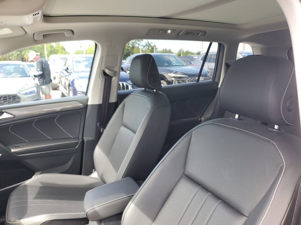 Certified 2023 Volkswagen Tiguan SE w/ Panoramic Sunroof Package AWD/4WD image 22