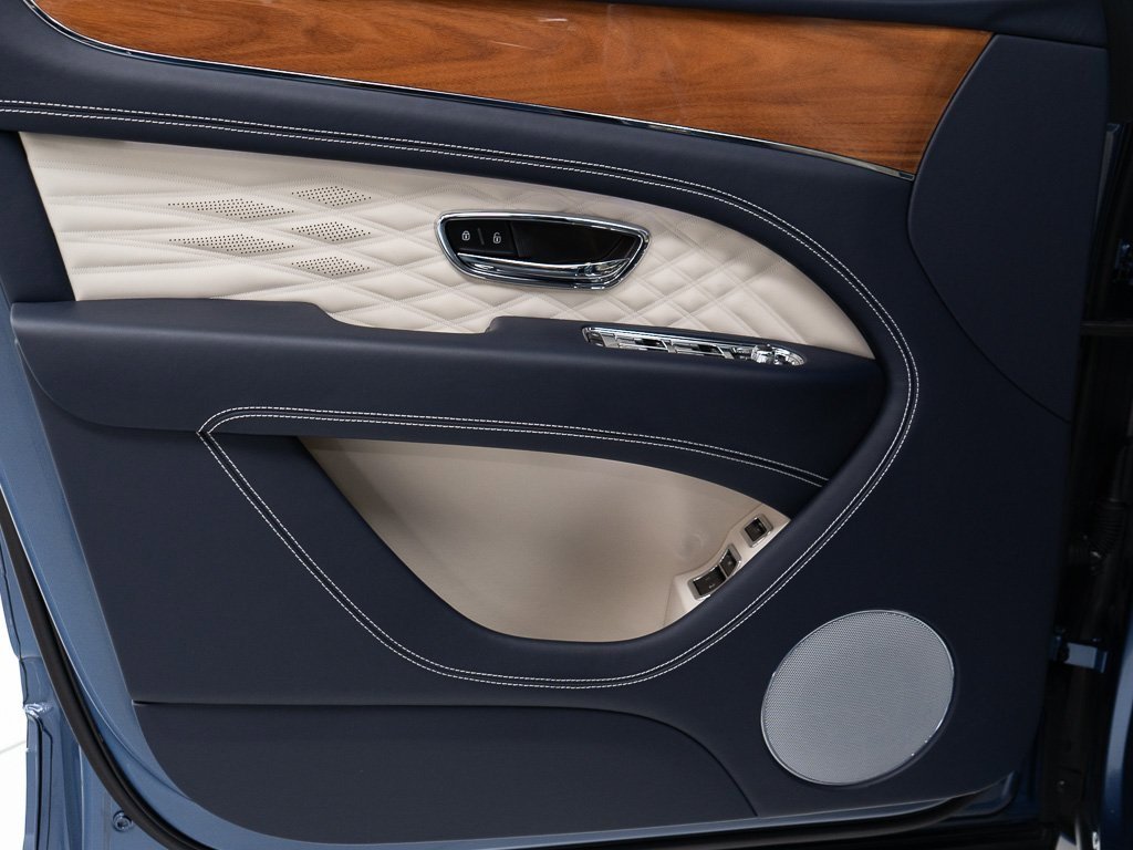 Used 2025 Bentley Bentayga image 11