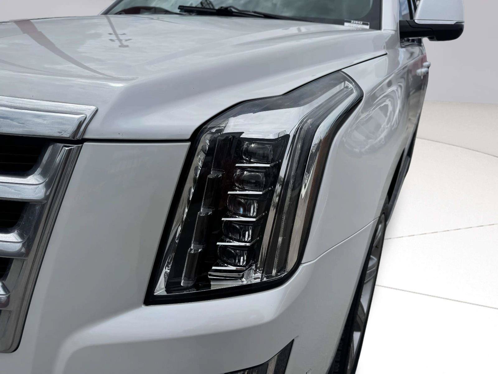 Used 2020 Cadillac Escalade Premium Luxury AWD/4WD image 13