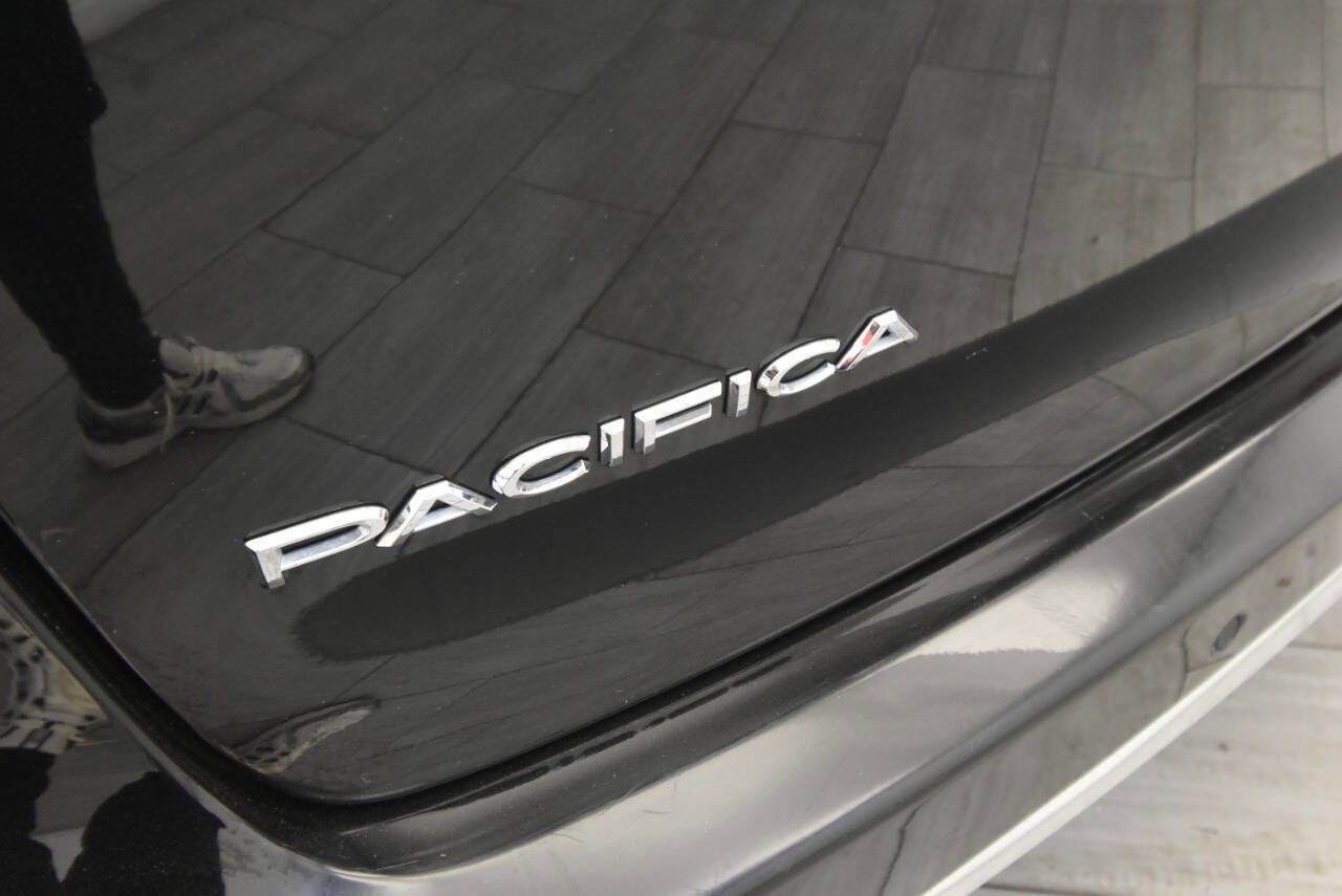 Used 2024 Chrysler Pacifica Touring-L FWD image 31