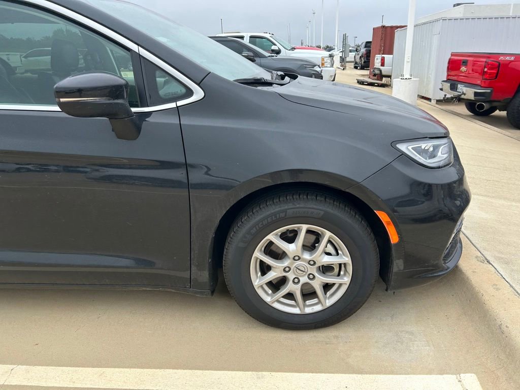 Used 2023 Chrysler Pacifica Touring-L FWD image 2
