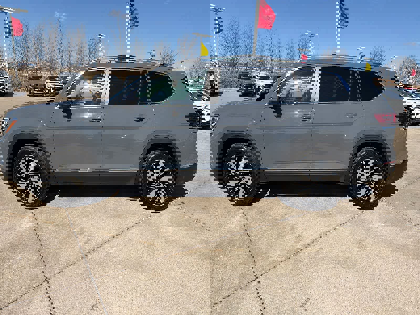 Used 2025 Volkswagen Atlas SEL image 3