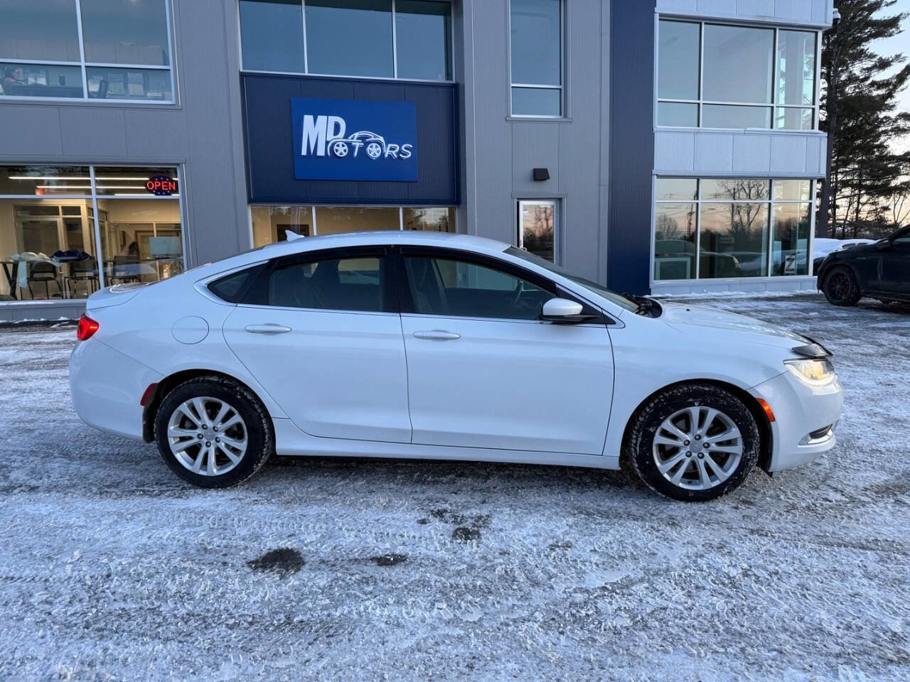 Used 2015 Chrysler 200 Limited w/ Convenience Group image 5