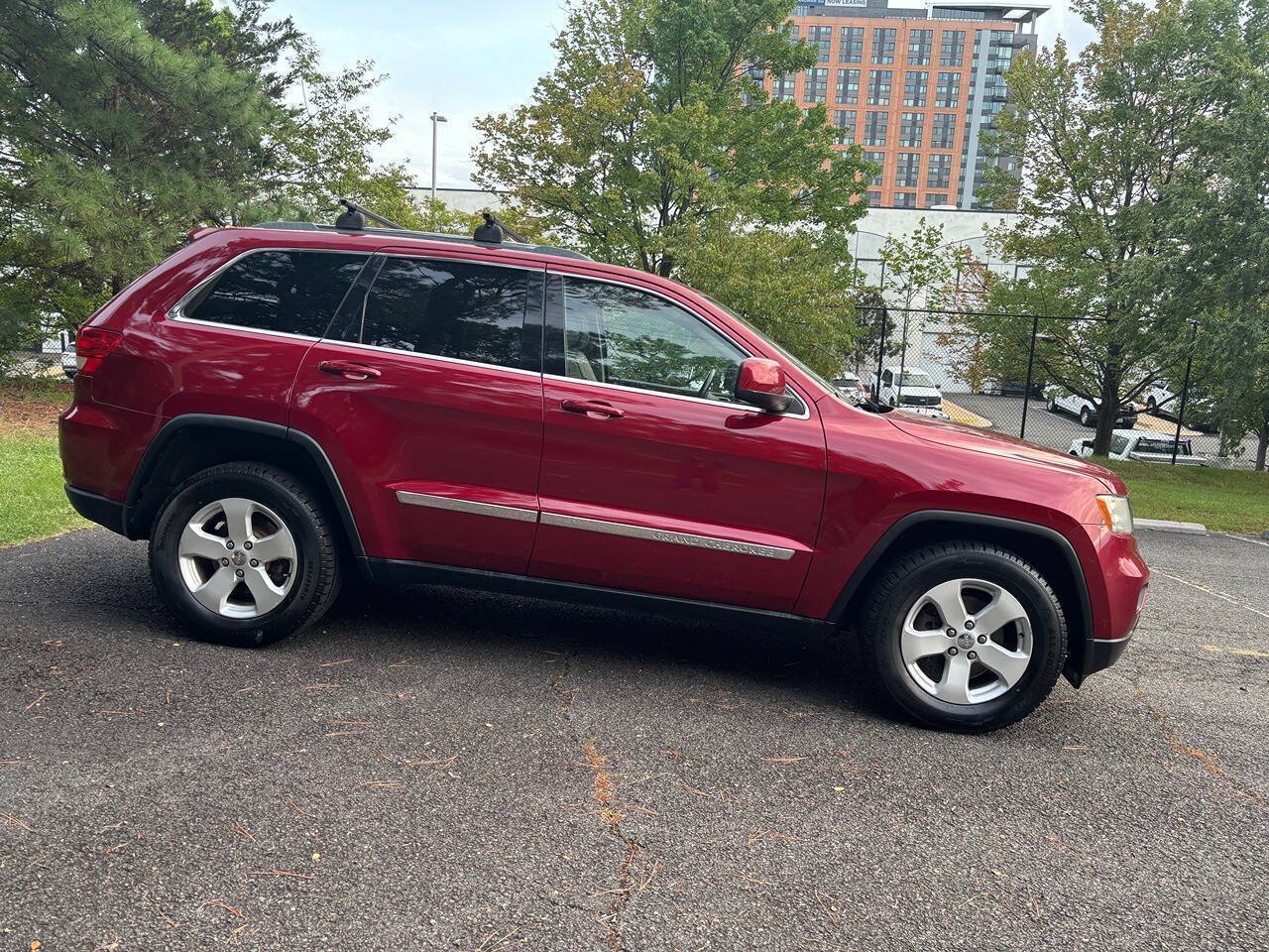Used 2012 Jeep Grand Cherokee Laredo AWD/4WD image 4