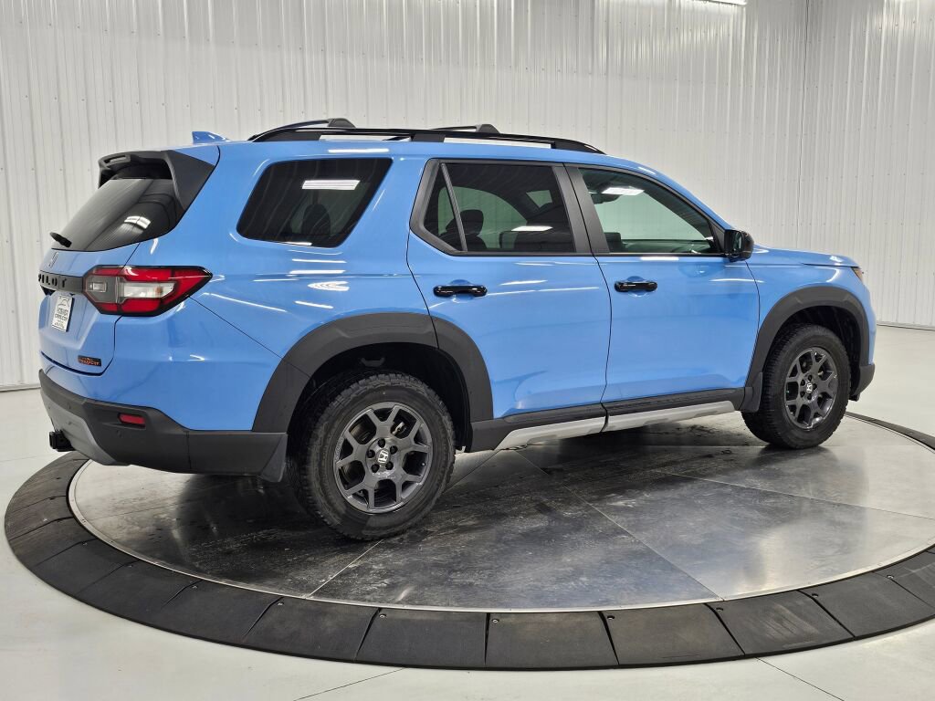 Certified 2023 Honda Pilot TrailSport image 5