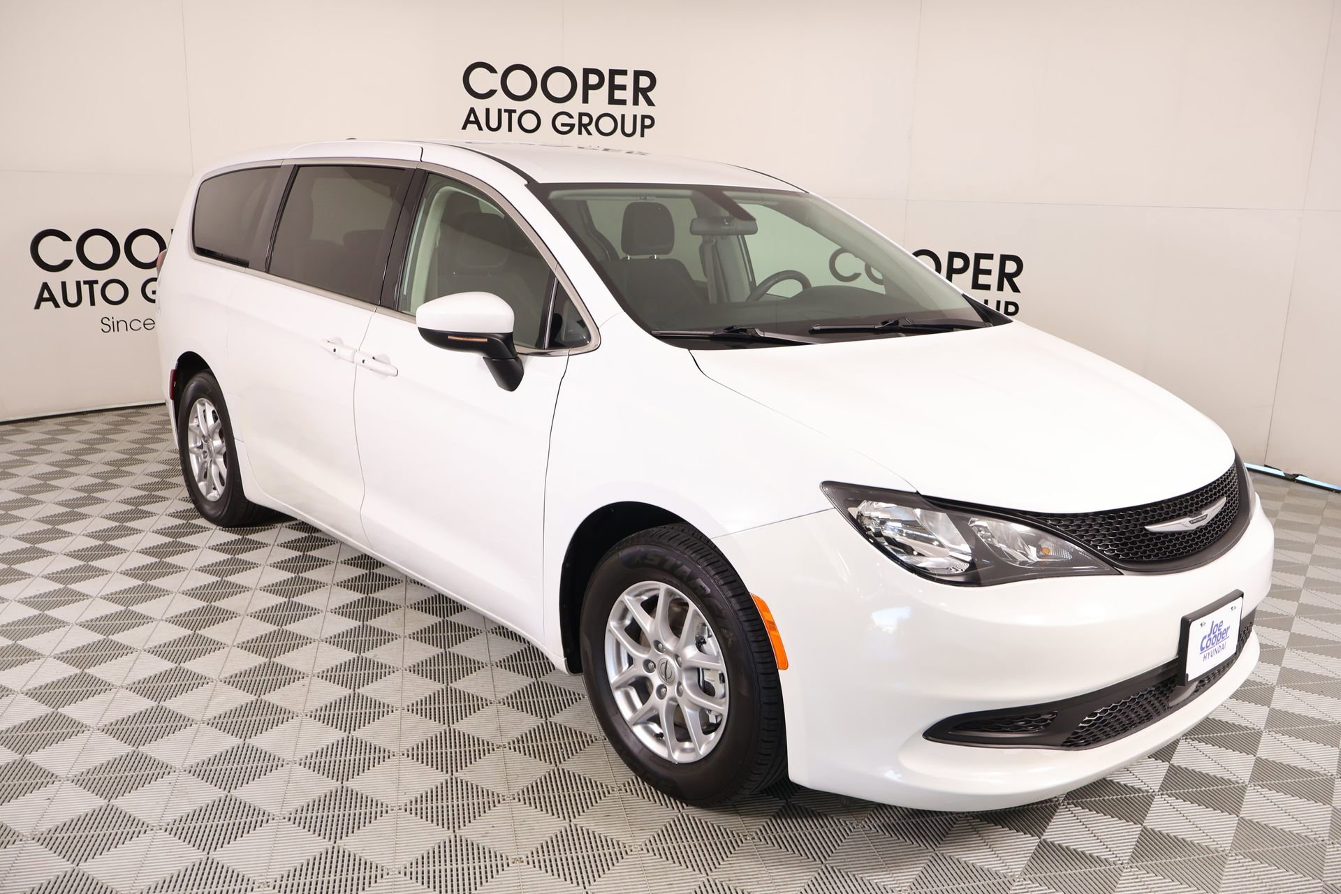 Used 2022 Chrysler Voyager LX image 1