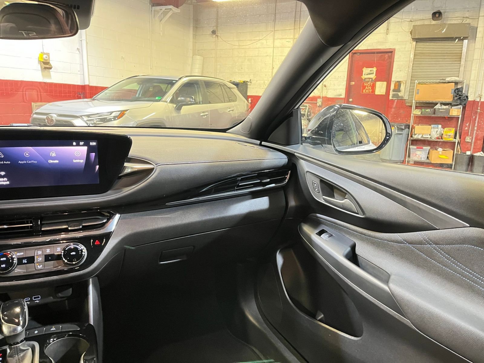 Used 2025 Buick Envista Sport Touring image 34