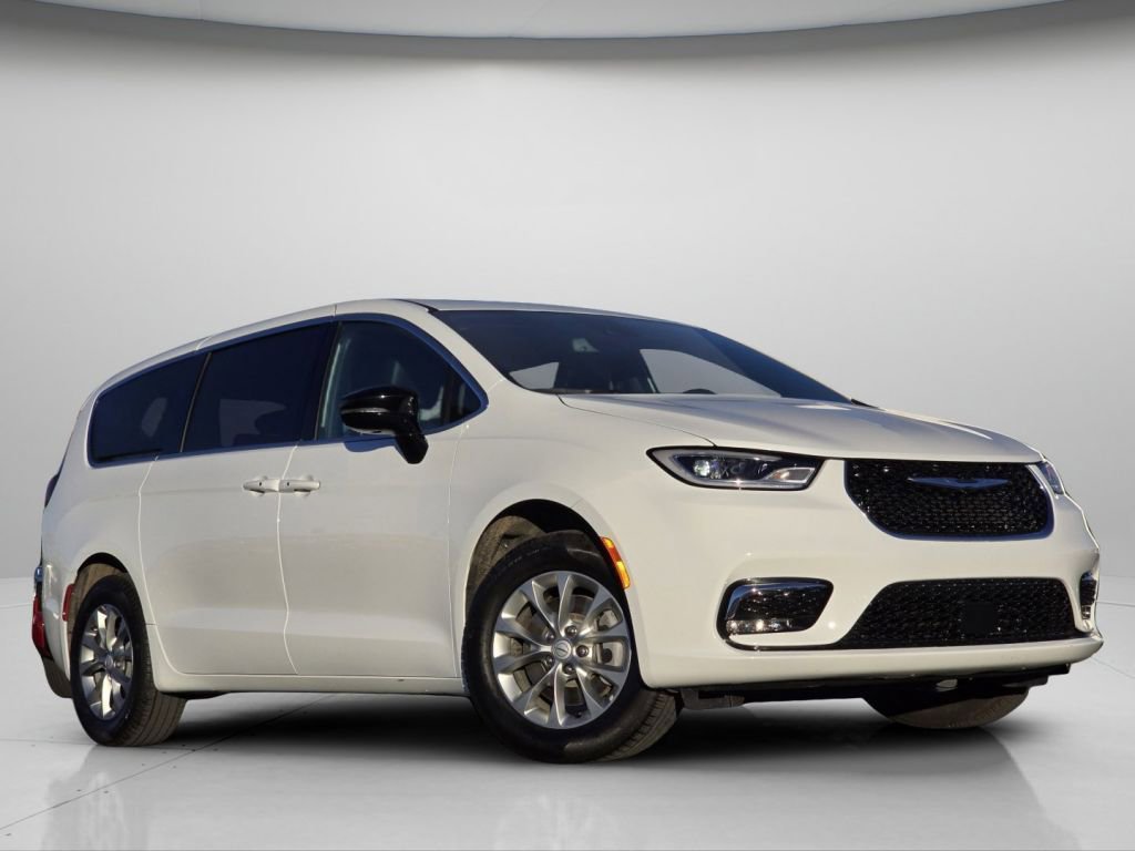 Used 2026 Chrysler Pacifica Limited image 2