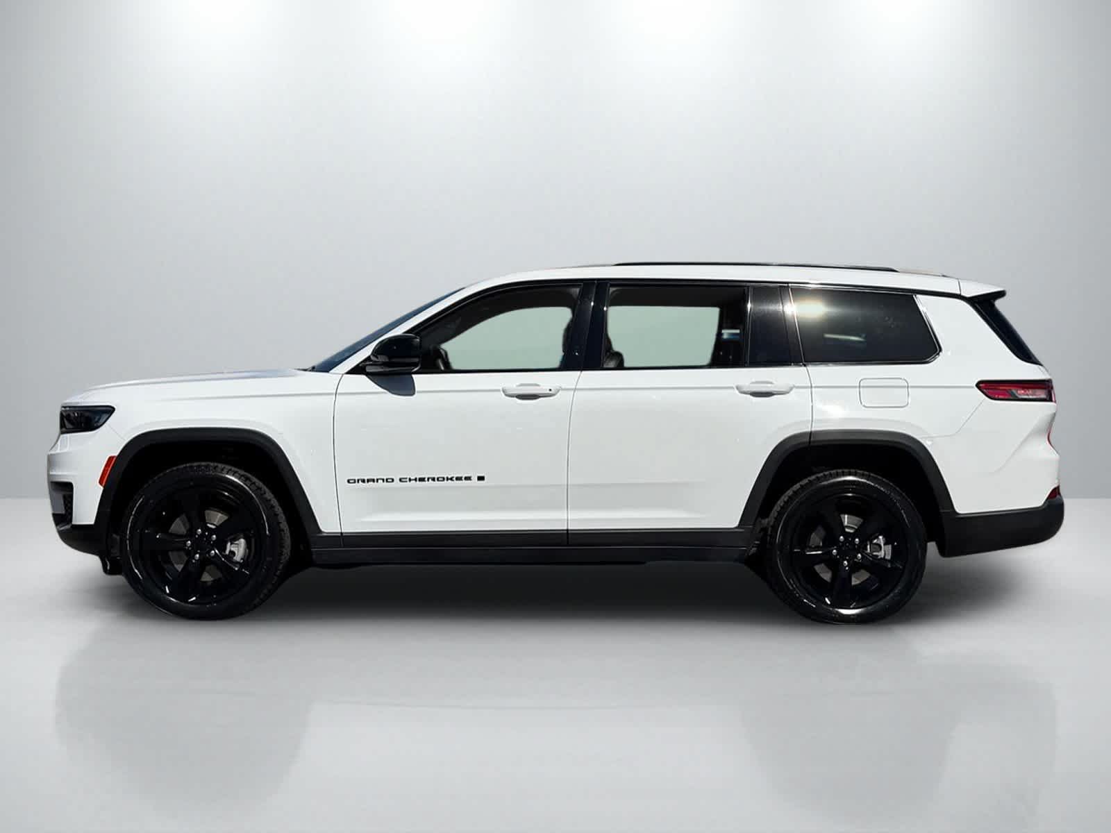 Used 2023 Jeep Grand Cherokee L Laredo RWD image 2