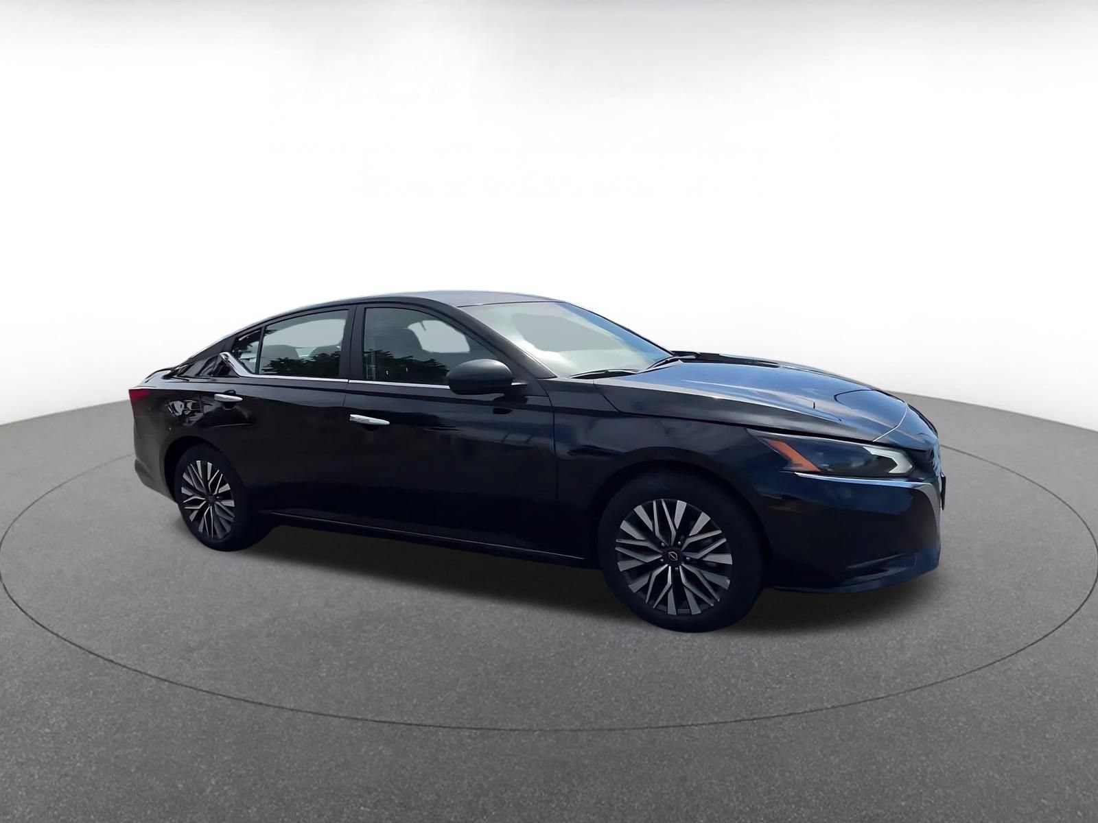 Used 2025 Nissan Altima 2.5 SV FWD image 2