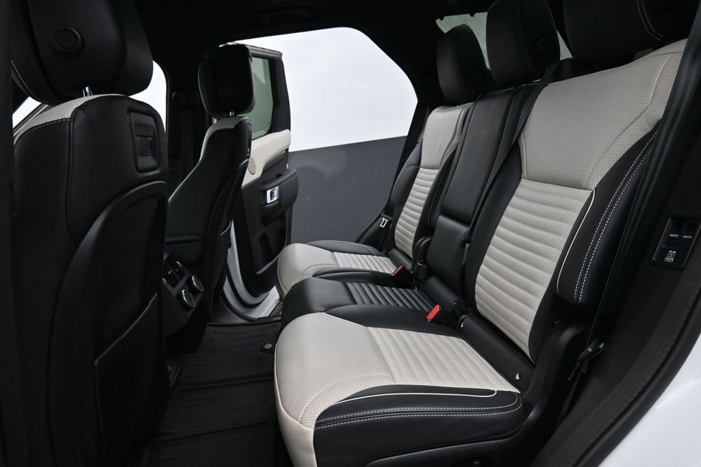 Used 2023 Land Rover Discovery HSE R-Dynamic AWD/4WD image 15