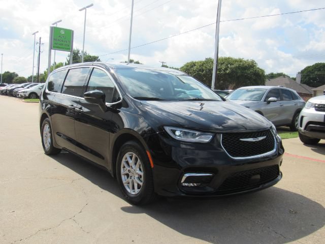 Used 2024 Chrysler Pacifica Touring-L FWD image 4