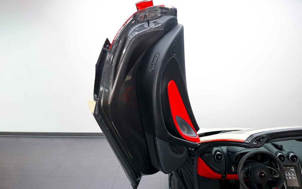Used 2019 McLaren 570S Spider image 17