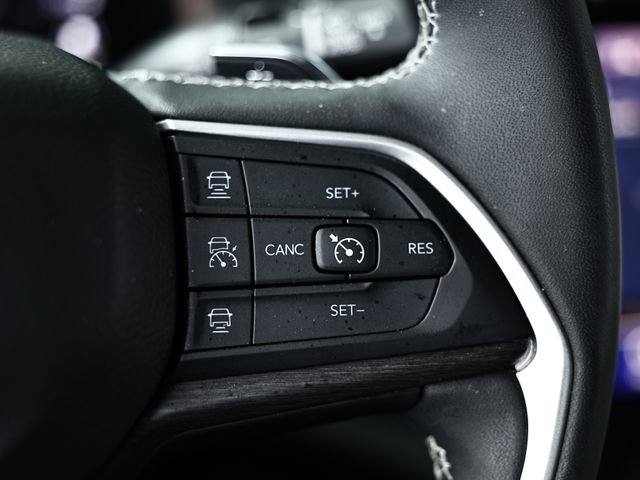 Used 2023 Jeep Grand Cherokee Limited w/ Luxury Tech Group II AWD/4WD image 32