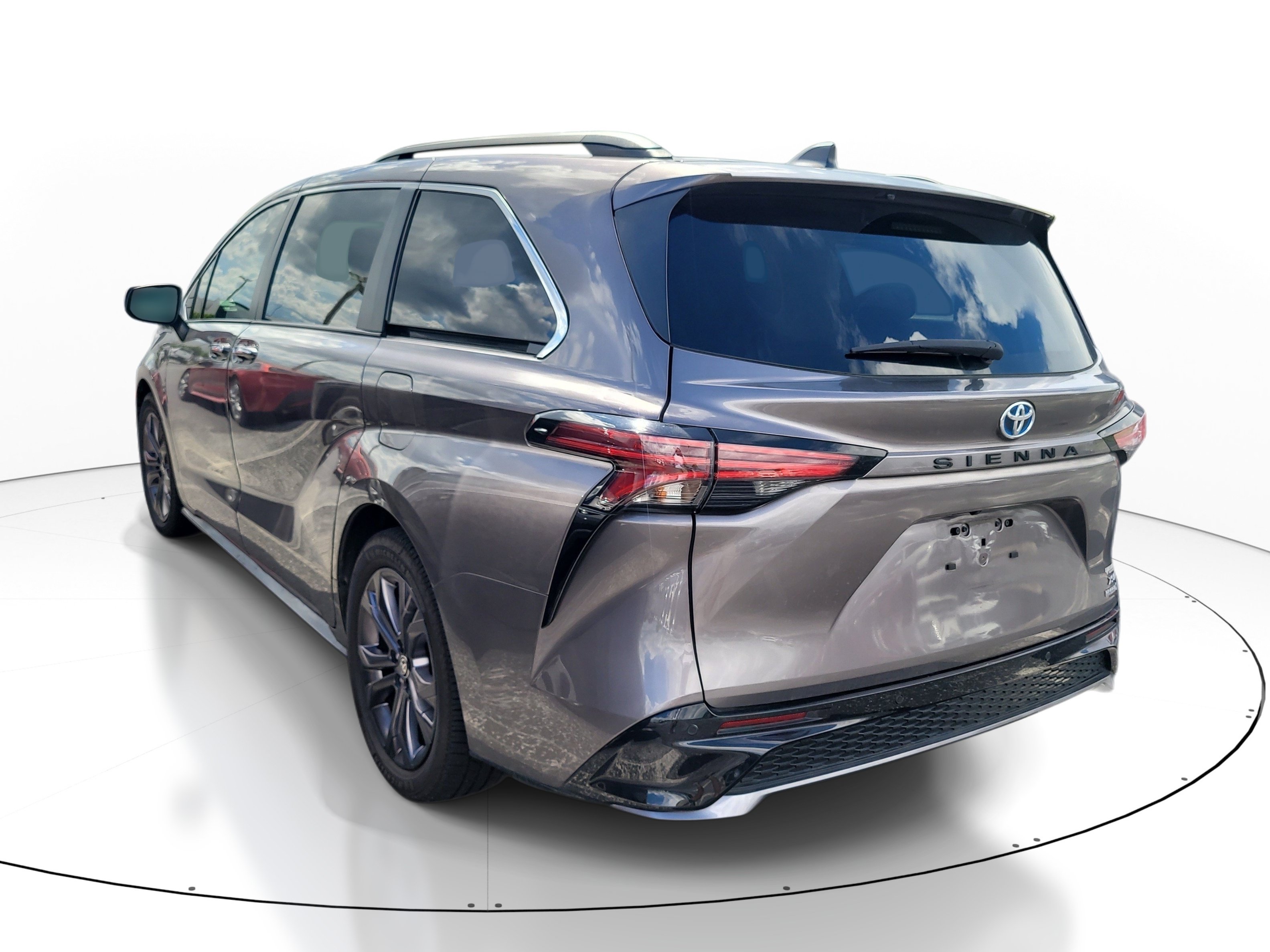 Used 2022 Toyota Sienna XSE FWD image 5