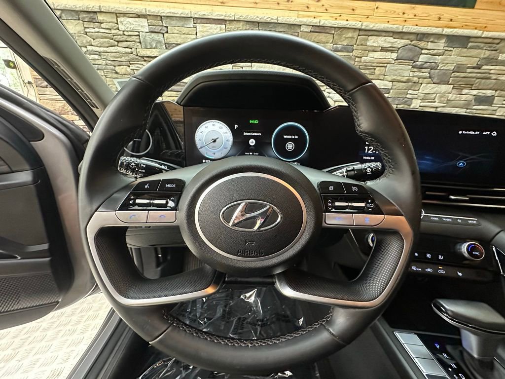 Used 2023 Hyundai Elantra SEL w/ Convenience Package image 16