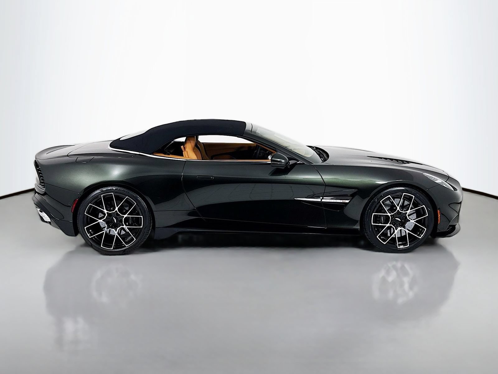 Used 2026 Aston Martin Vanquish Convertible RWD image 8