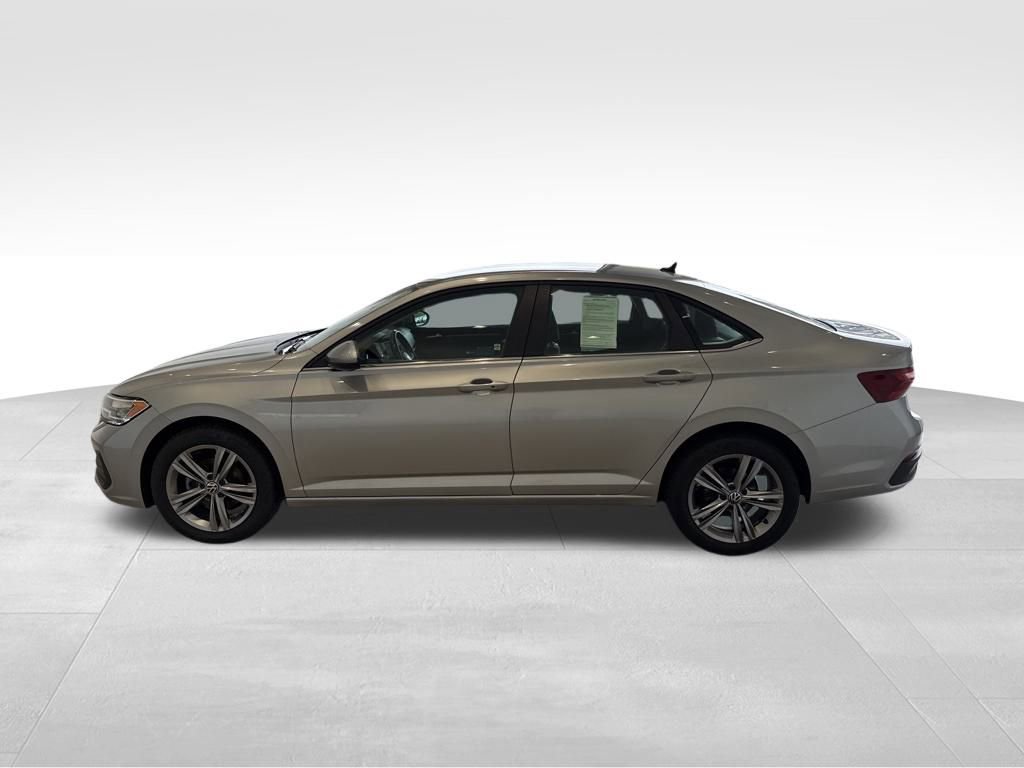 Used 2023 Volkswagen Jetta SE image 2