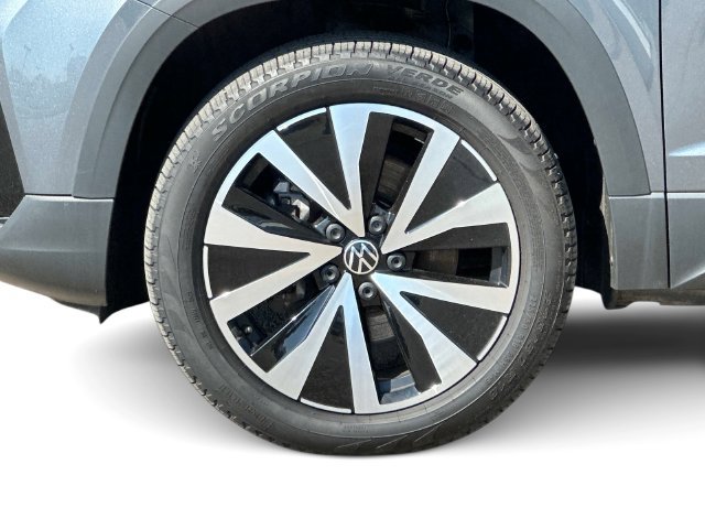Used 2022 Volkswagen Taos SE w/ Panoramic Sunroof Package FWD image 10
