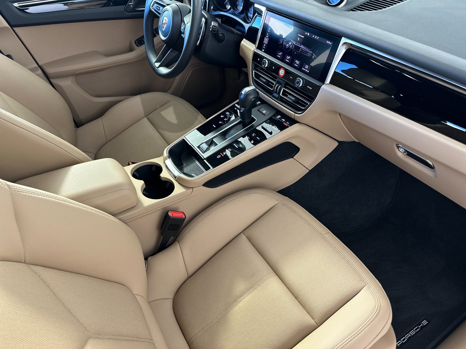 Certified 2026 Porsche Macan AWD/4WD image 18