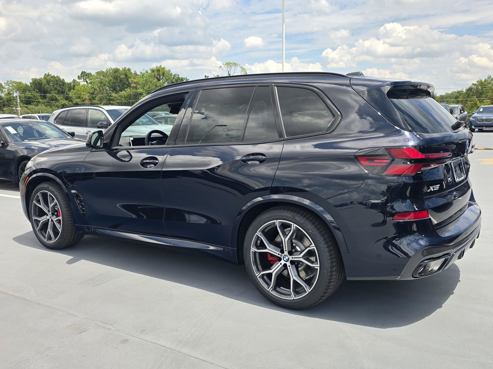 New 2026 BMW X5 xDrive50e w/ M Sport Package AWD/4WD image 4