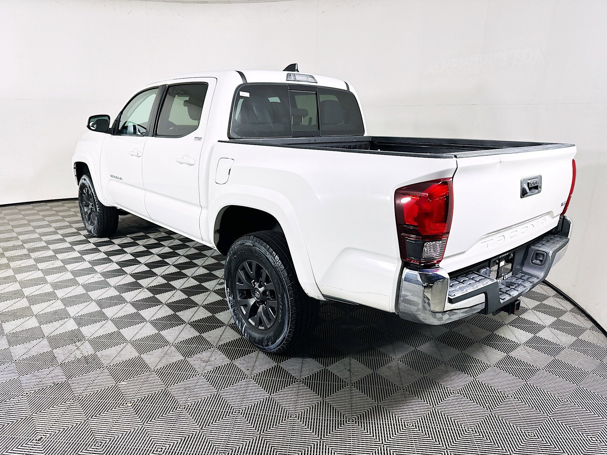 Used 2021 Toyota Tacoma SR5 RWD image 5