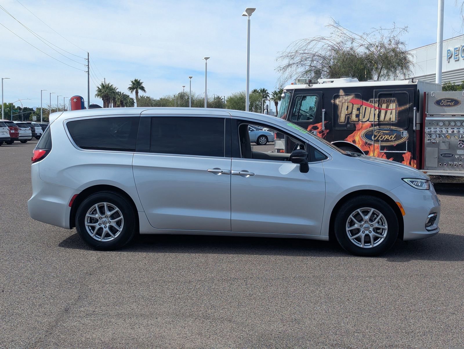 Used 2024 Chrysler Pacifica Touring-L image 30