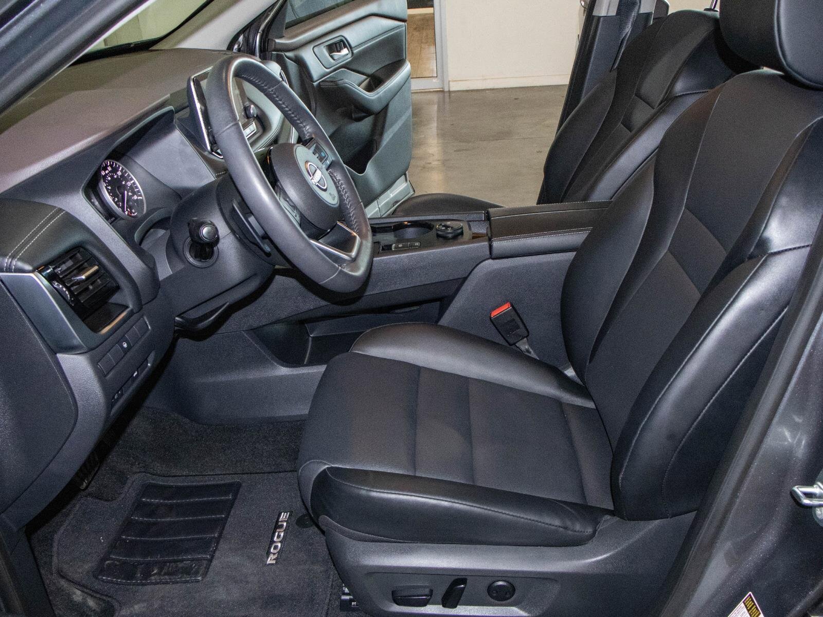 Used 2023 Nissan Rogue SV w/ SV Premium Package image 7