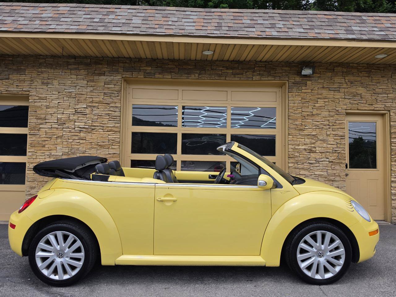Used 2008 Volkswagen Beetle SE FWD image 19