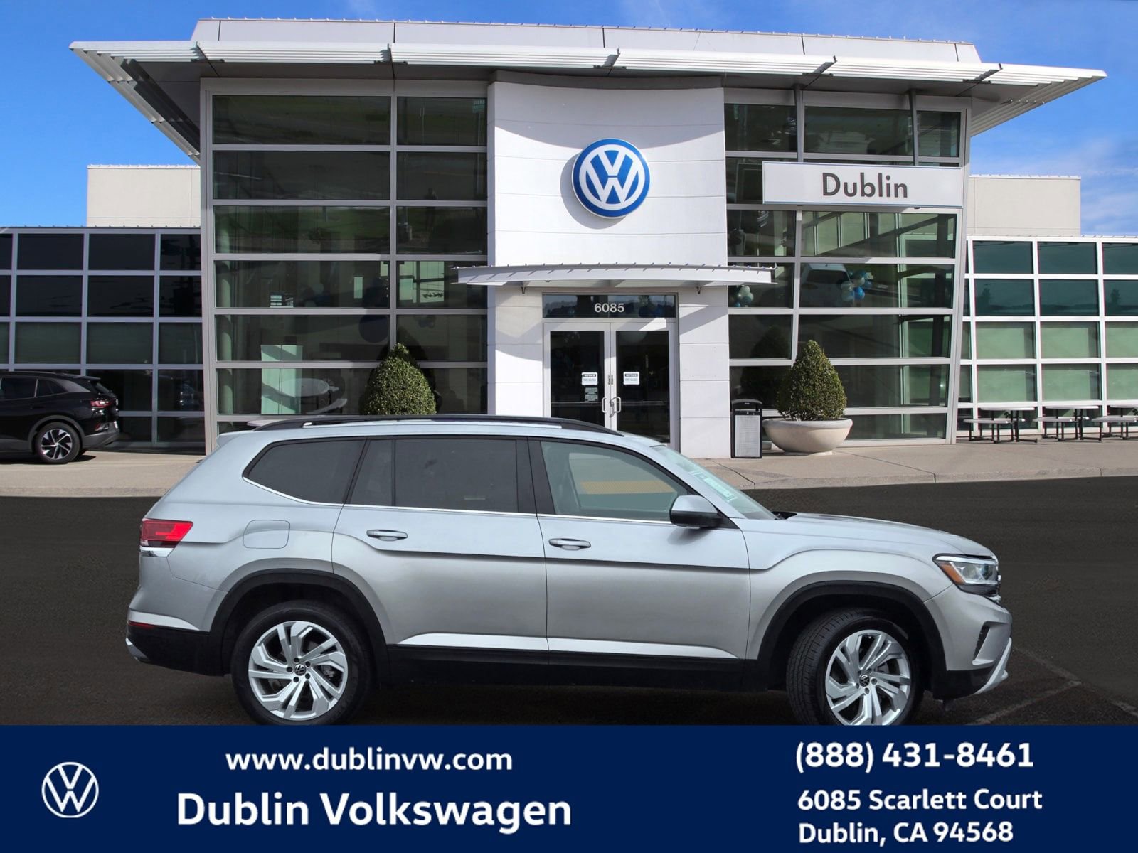 Used 2023 Volkswagen Atlas SE w/ Panoramic Sunroof Package image 3