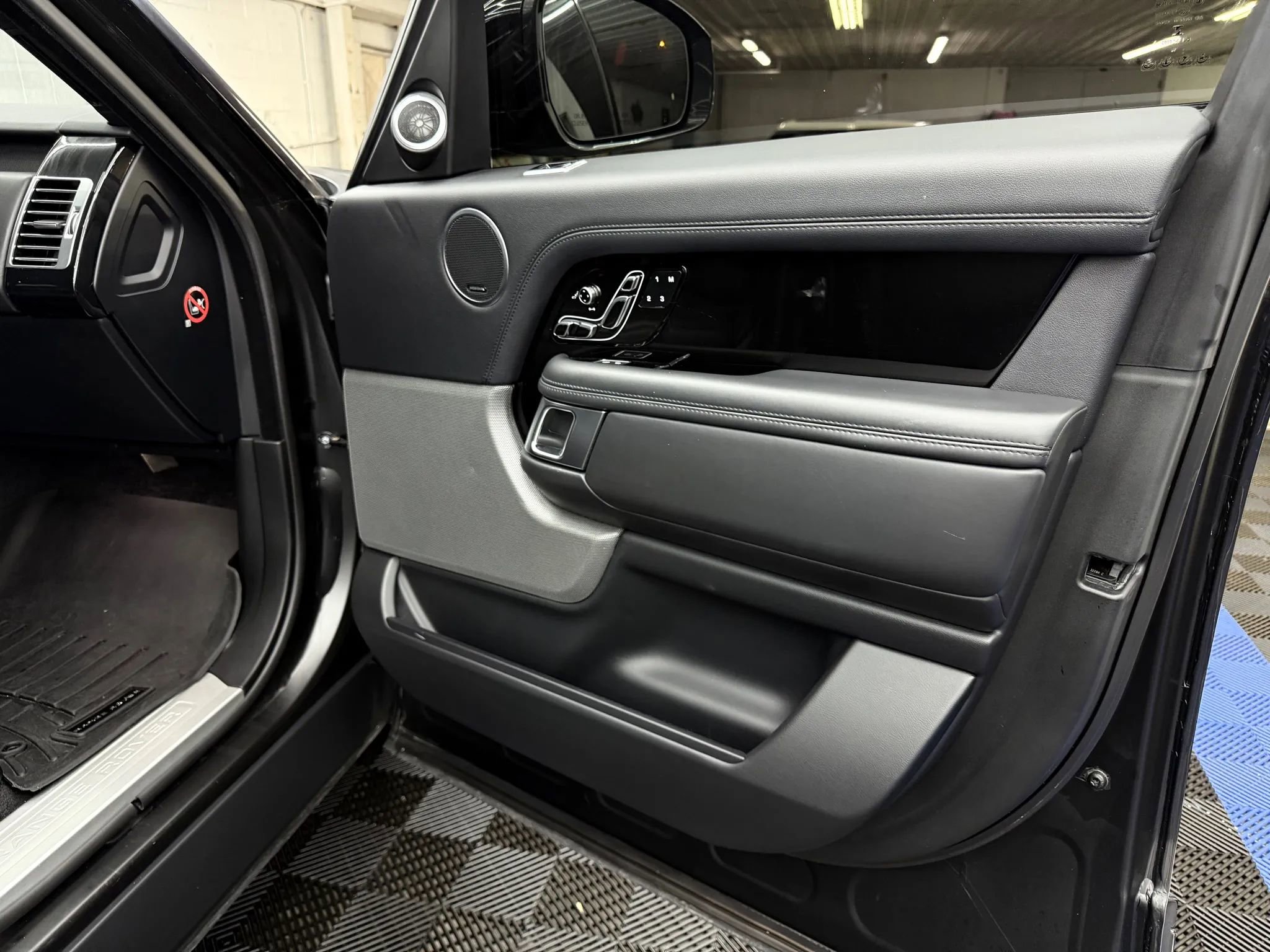 Used 2018 Land Rover Range Rover HSE image 5