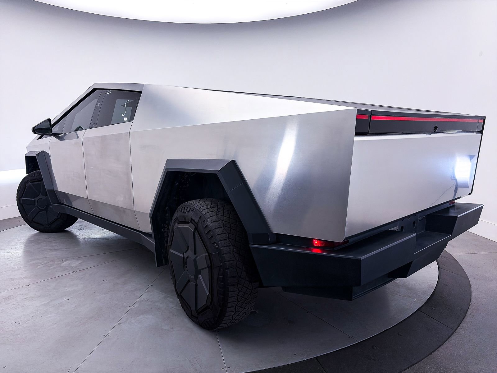 Used 2024 Tesla Cybertruck AWD Crew Cab image 2