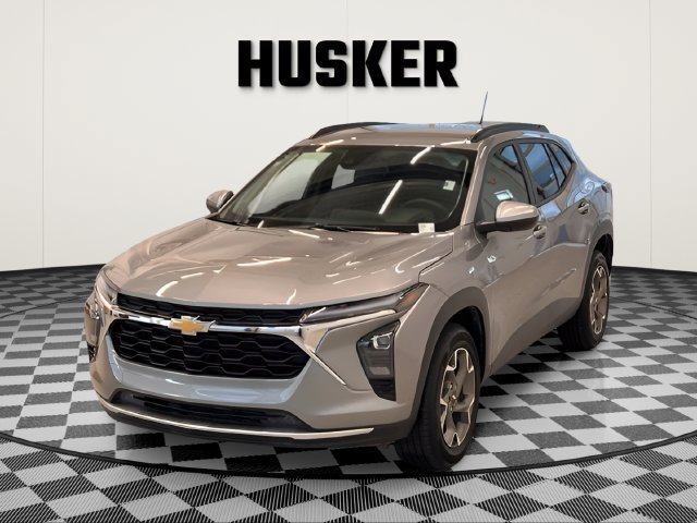 Used 2025 Chevrolet Trax LT w/ LT Convenience Package FWD image 3
