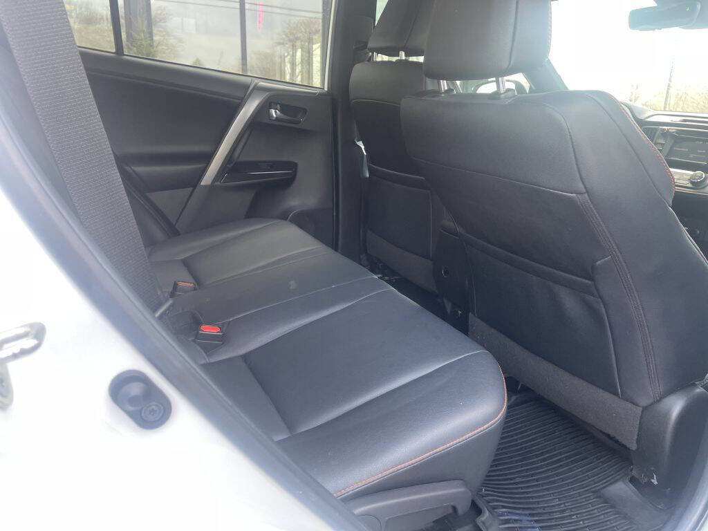Used 2018 Toyota RAV4 SE image 10
