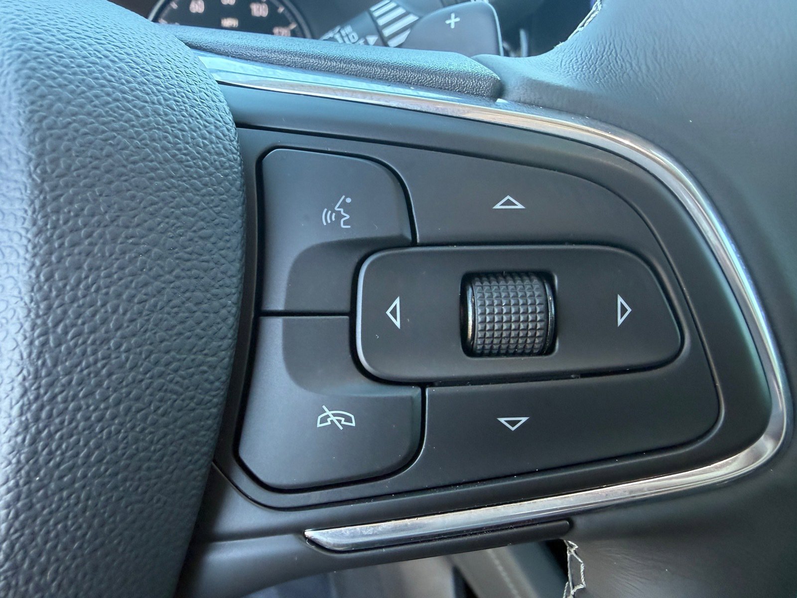 Used 2023 Buick Envision Essence w/ Sport Touring Package image 15