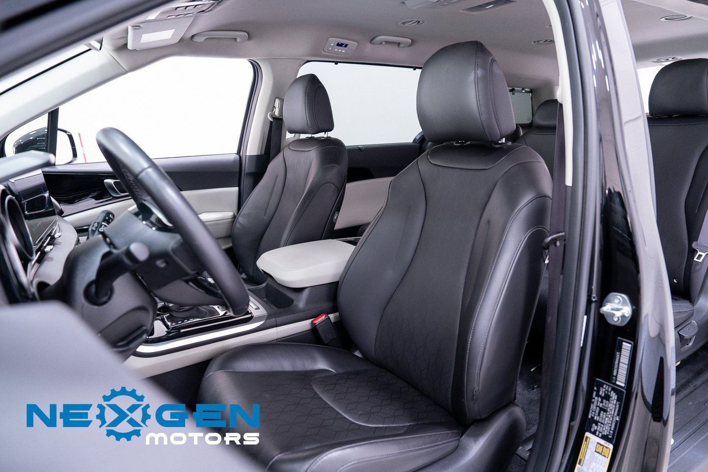 Used 2024 Kia Carnival EX image 26