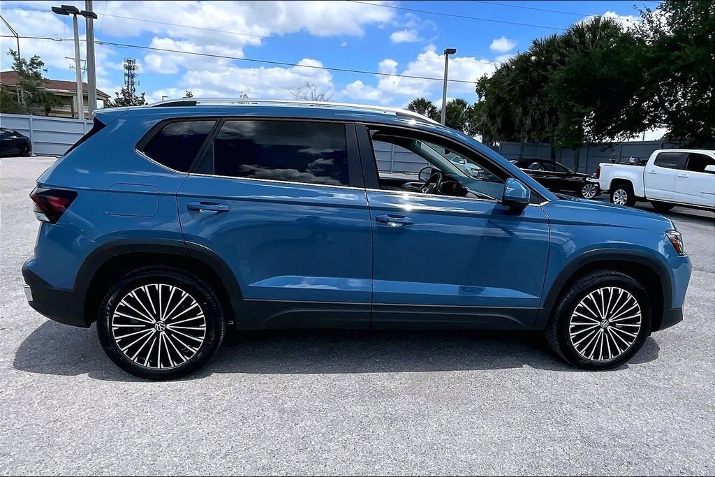 Used 2025 Volkswagen Taos SE image 4