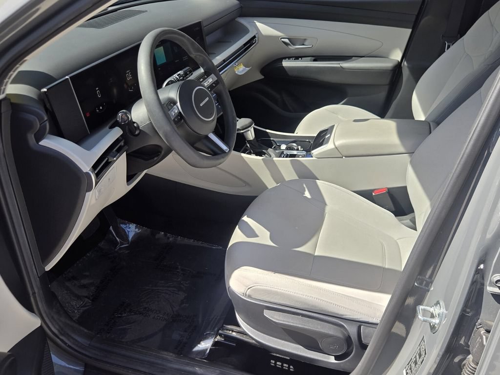 Used 2025 Hyundai Tucson SE FWD image 9