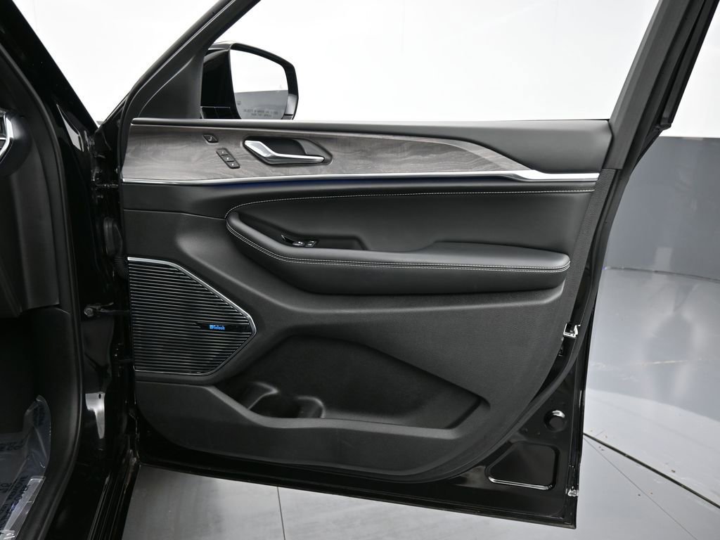 Used 2024 Jeep Grand Cherokee Overland w/ Luxury Tech Group IV image 41