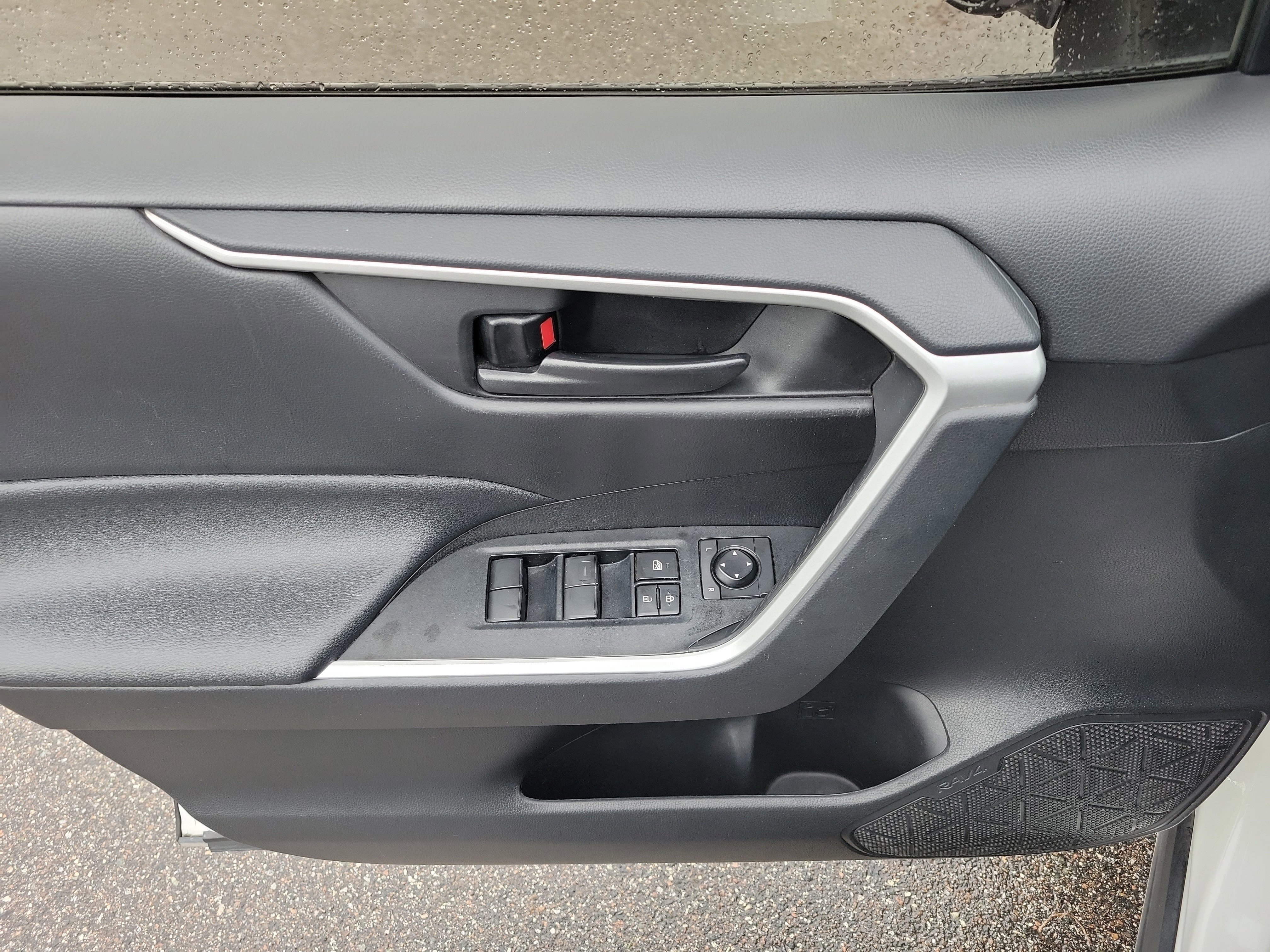 Used 2021 Toyota RAV4 LE image 19