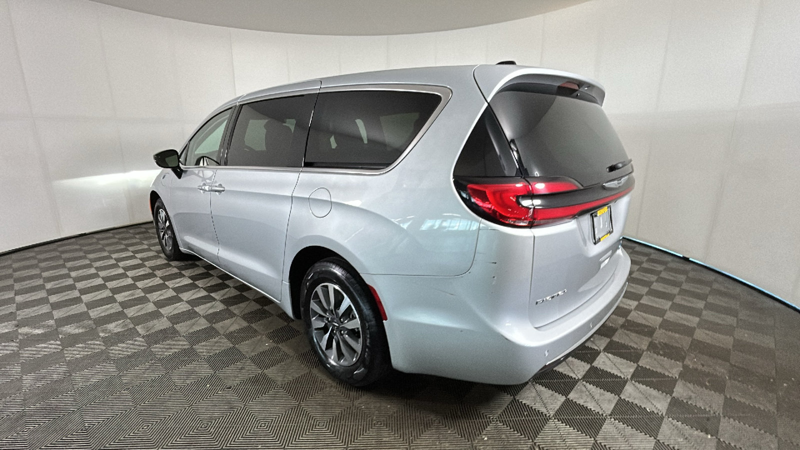 Used 2024 Chrysler Pacifica Limited FWD image 5