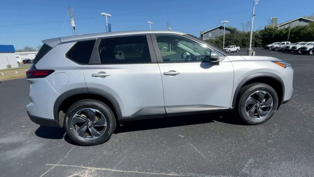 Used 2024 Nissan Rogue SV FWD image 9