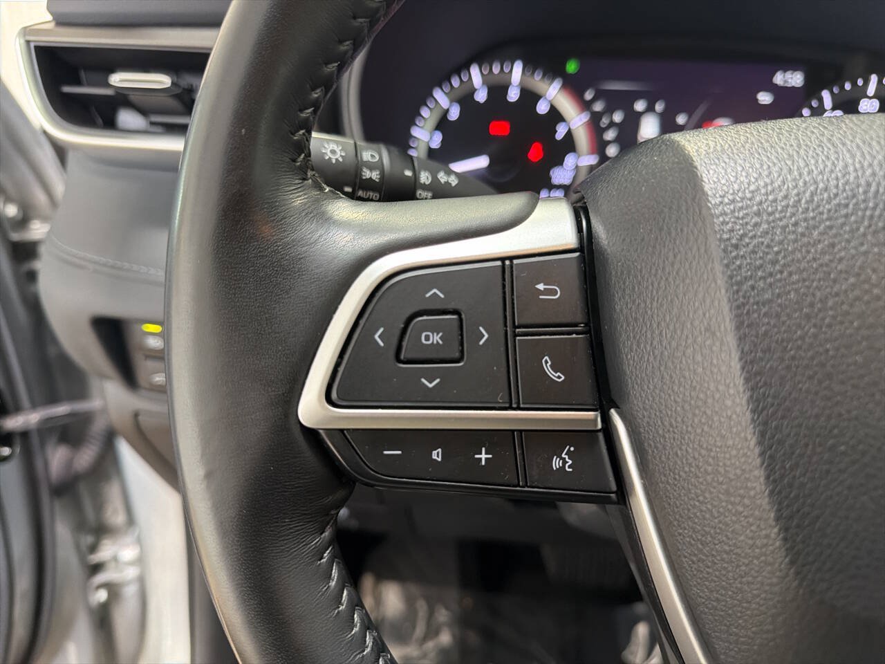 Used 2023 Toyota Highlander LE AWD/4WD image 16