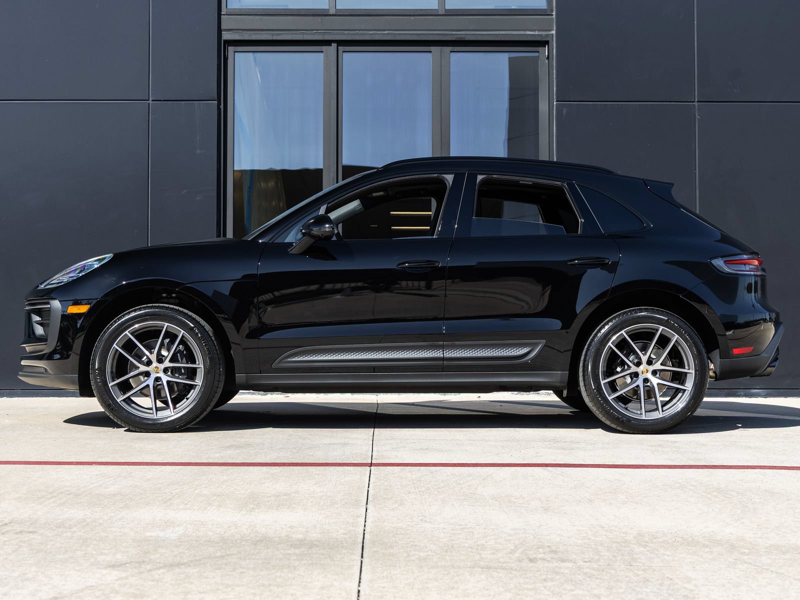 Certified 2026 Porsche Macan AWD/4WD image 2