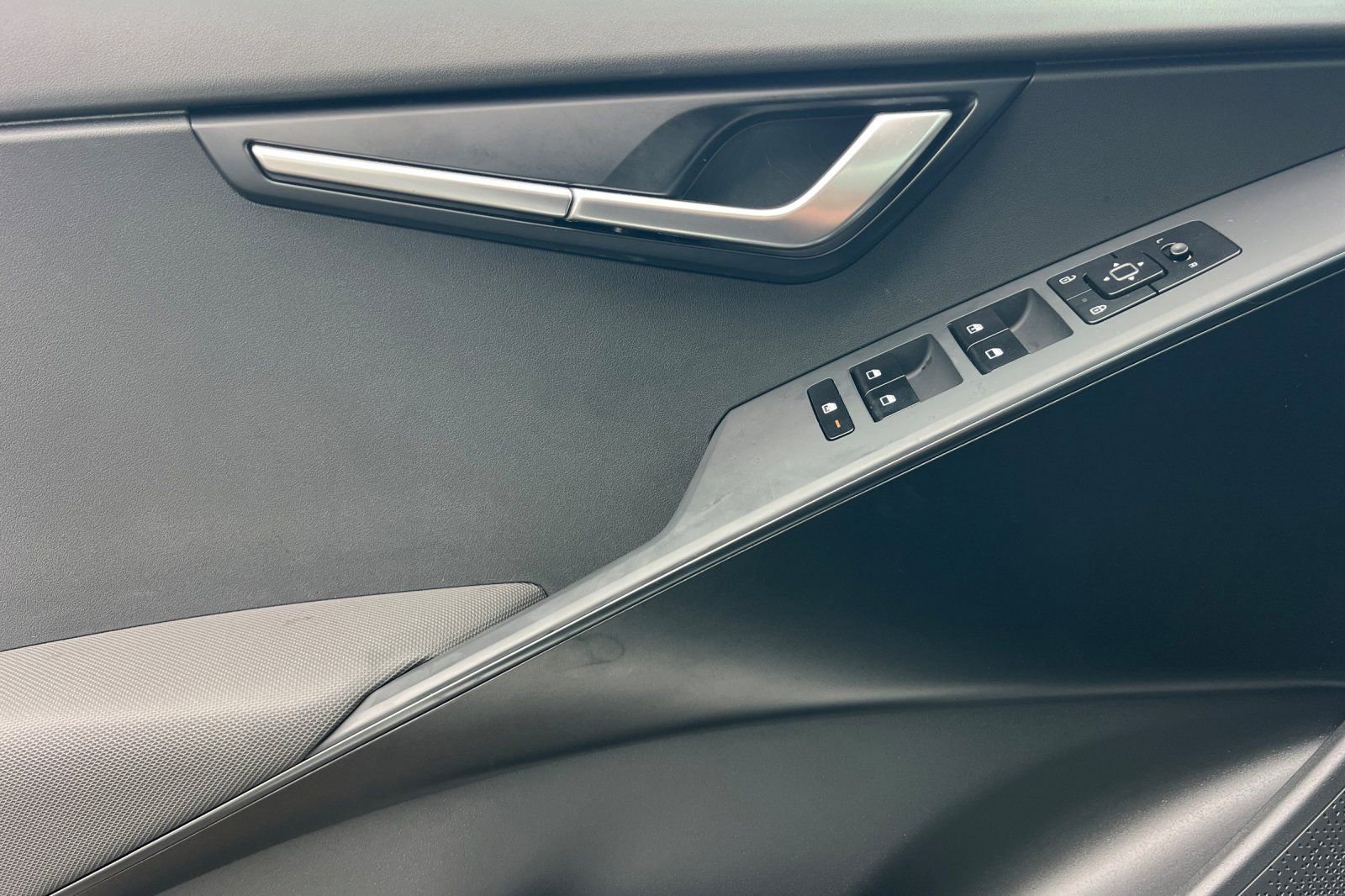 Used 2025 Kia Niro LX image 11