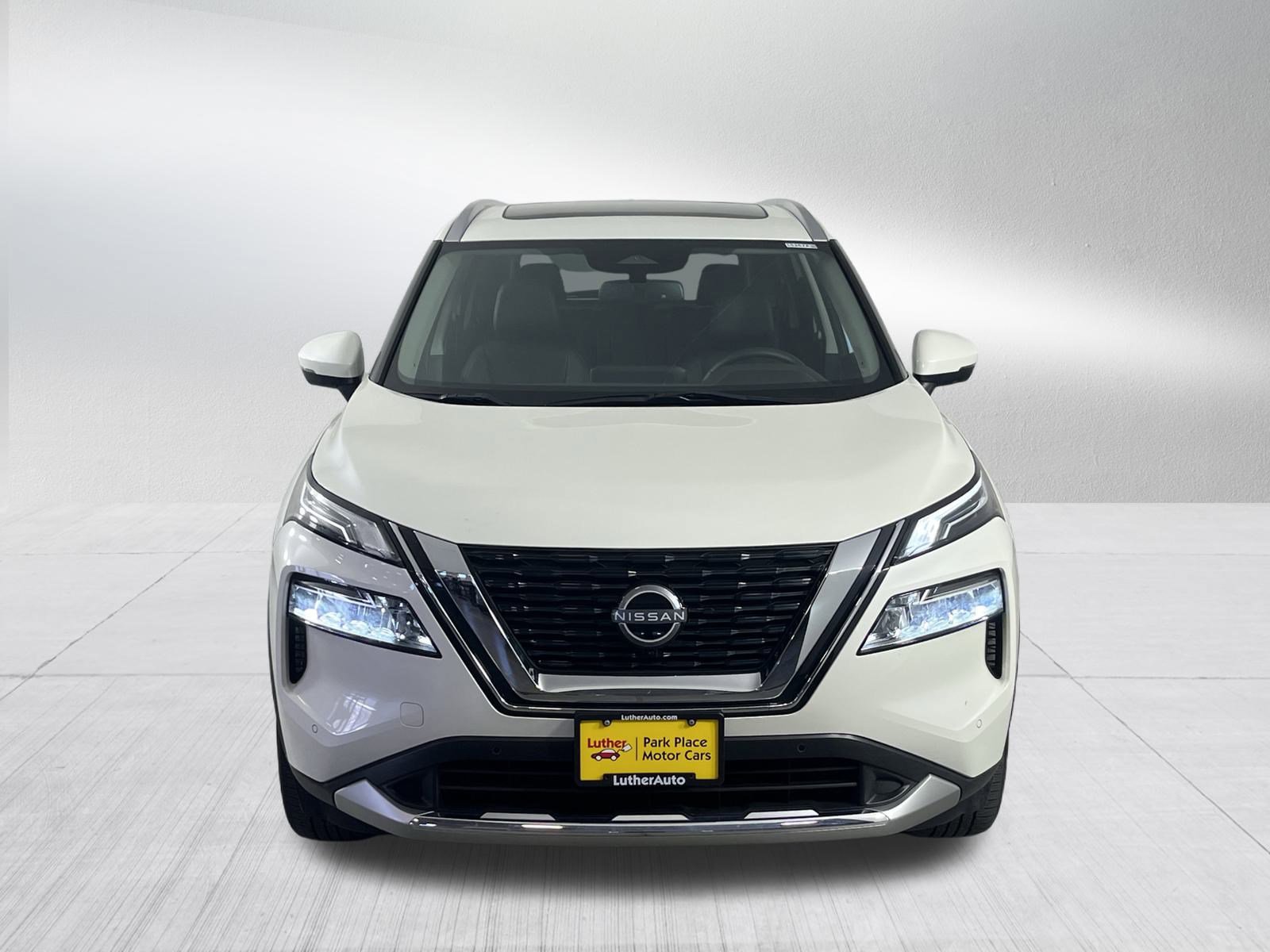 Used 2023 Nissan Rogue Platinum image 2