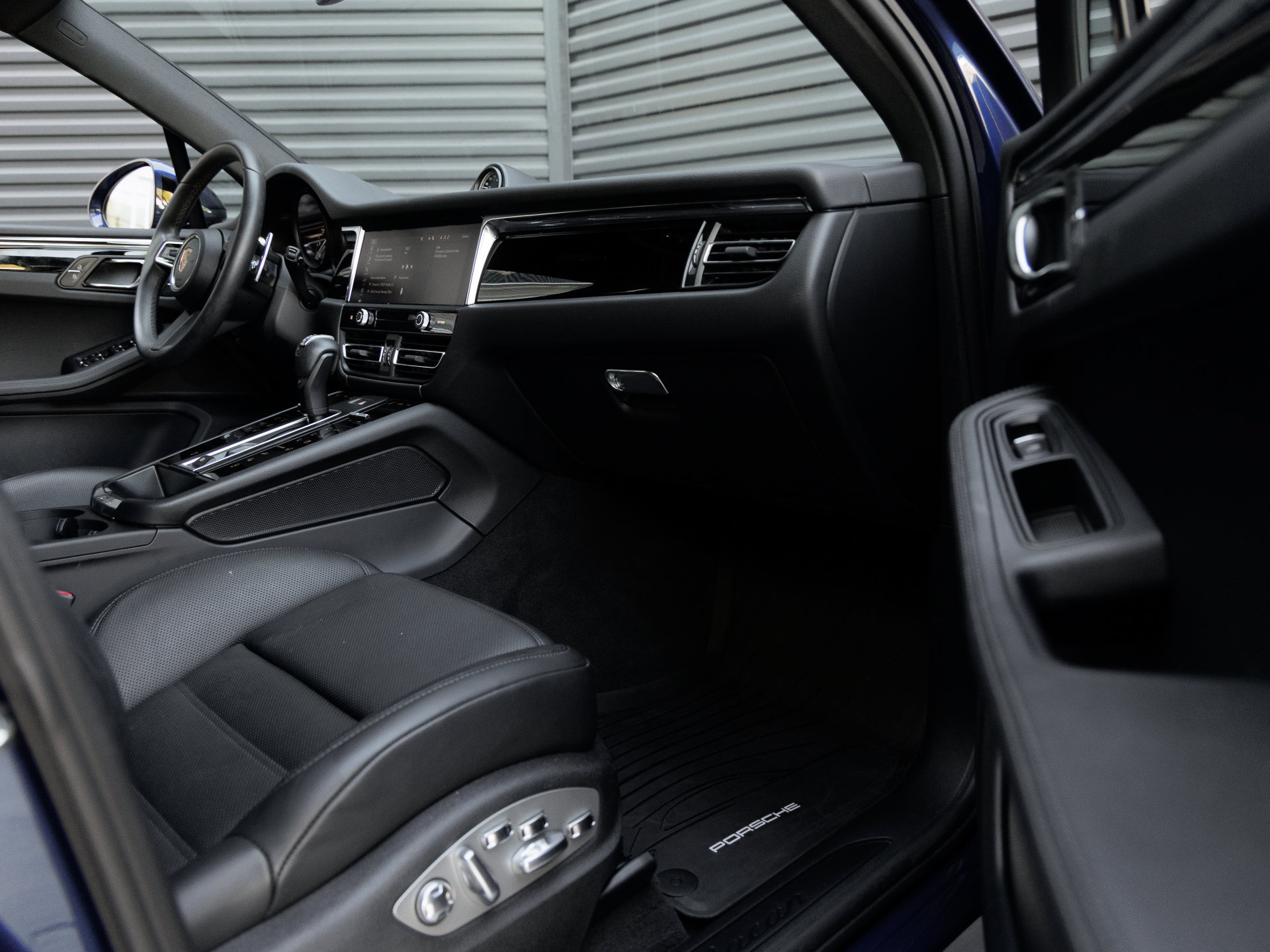 Certified 2026 Porsche Macan AWD/4WD image 36