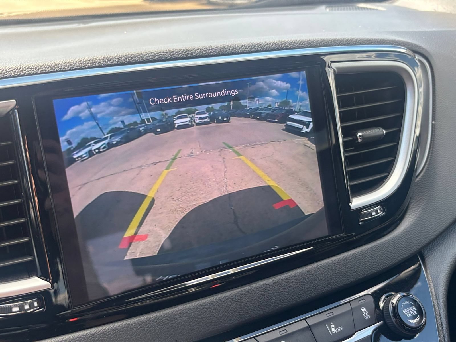Used 2025 Chrysler Pacifica Select FWD image 25