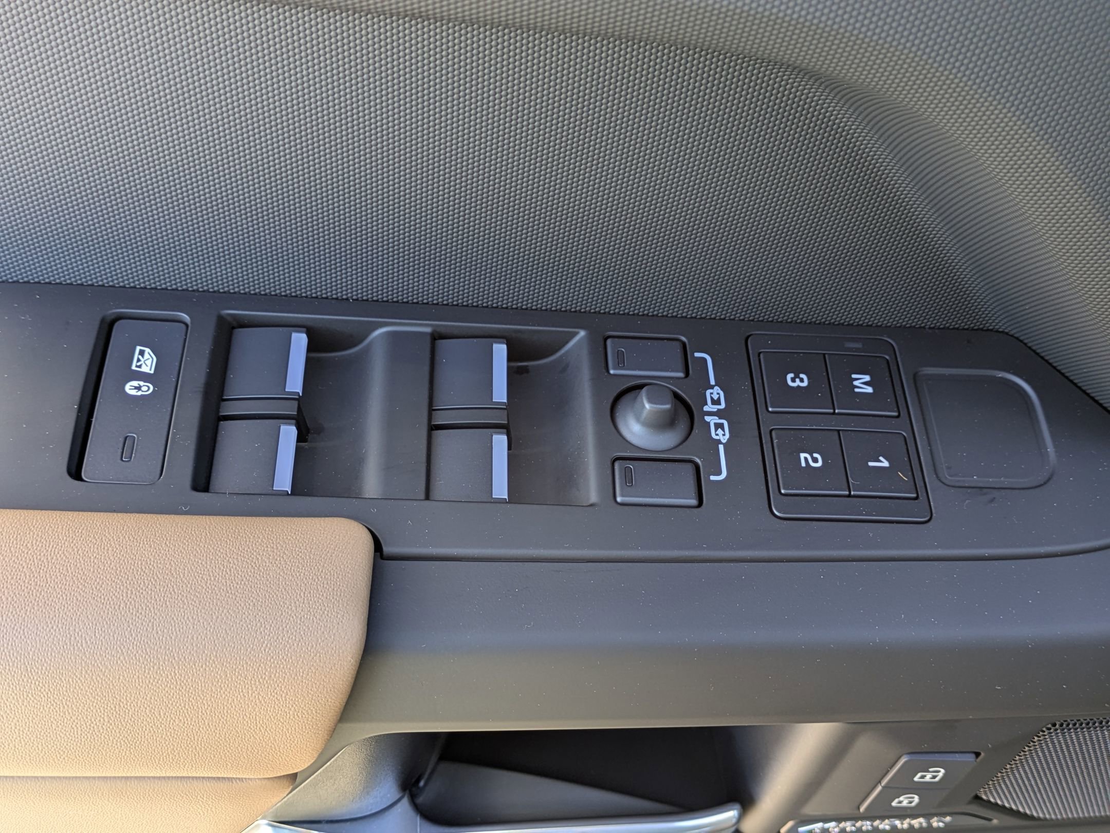 Used 2025 Land Rover Defender 110 X-Dynamic SE image 22